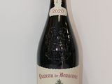 une bouteille de vin posée sur une table