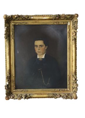 portrait d'un homme vêtu d'un manteau noir et d'un nœud papillon, dans un cadre doré