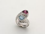 un gros plan d'une bague ornée de deux pierres de couleurs différentes