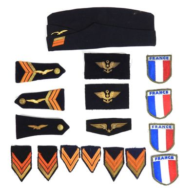 Ensemble d'insignes tissus, épaulettes et un bonnet de polic…