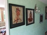 trois tableaux encadrés accrochés au mur du salon