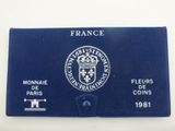 un gros plan d'une carte de visite bleue sur laquelle figure une couronne