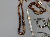 une table sur laquelle sont posés de nombreux bijoux