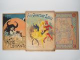 trois livres sont alignés sur une surface blanche