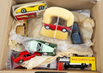 une boîte en carton remplie de petites voitures de toutes sortes