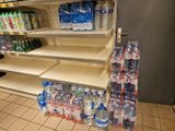 de nombreuses bouteilles d'eau sur les rayons du magasin