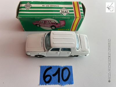 une petite voiture miniature posée à côté d'un paquet de cigarettes