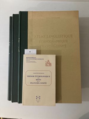 trois livres sont posés sur une table les uns à côté des autres