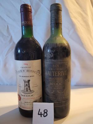 deux bouteilles de vin posées l'une à côté de l'autre sur une table