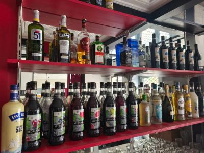 de nombreuses bouteilles d'alcool sur les étagères du bar