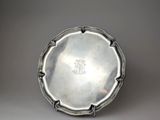 une assiette en argent ancien sur laquelle est gravé le nom de « s »