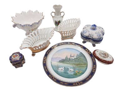 une assiette sur laquelle est représenté un château, à côté d'autres objets