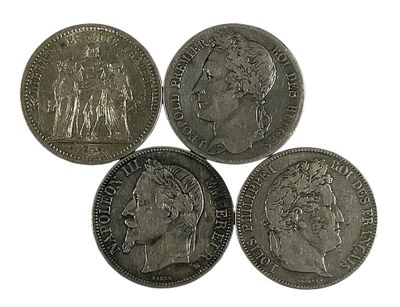 quatre pièces d'argent de tailles et de formes différentes sur un fond blanc