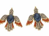 une photo d'une paire de boucles d'oreilles ornées de pierres bleues et orange