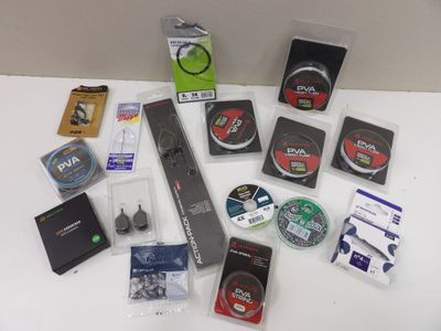 un grand nombre d'objets différents posés sur une table
