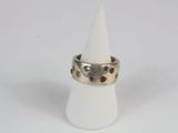 bague en argent sterling ornée de pierres multicolores montées sur un cône blanc