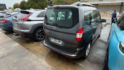 plusieurs voitures garées les unes à côté des autres dans un parking