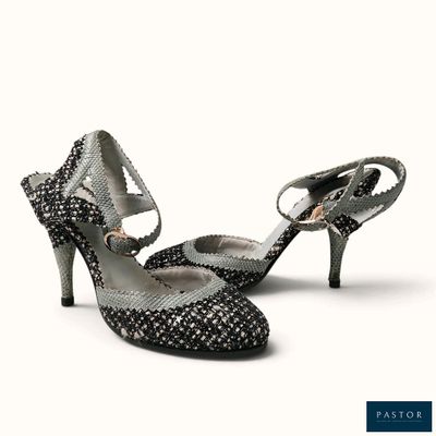 des chaussures pour femmes sur fond blanc, avec un fond blanc