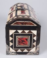 Coffret en os, écaille de tortue et bois, décoré de pyrograv… (photo 4)