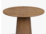 une image représentant une table ronde en bois sur fond blanc