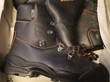 une boîte contenant une paire de bottes de travail