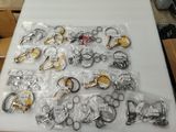 de nombreux types de porte-clés différents posés sur une table