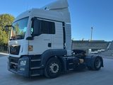 un gros camion blanc garé sur un parking