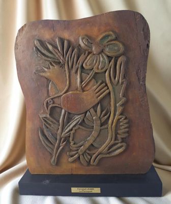 sculpture représentant un oiseau posé sur un rocher, lui-même posé sur un socle recouvert d'un tissu blanc