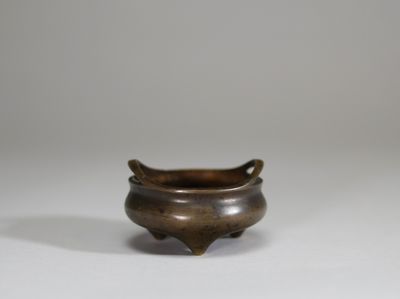 Chine, brûle-parfum tripode en bronze à panse arrondie repos… - Photo 1