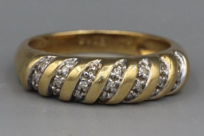 un gros plan sur une bague en or et diamants