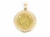un pendentif en forme de pièce d'or sur lequel est gravé le visage d'une femme