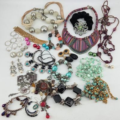 BIJOUX. Lot de bijoux fantaisies.