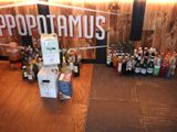 de nombreuses bouteilles d'alcool posées sur le comptoir de ce restaurant
