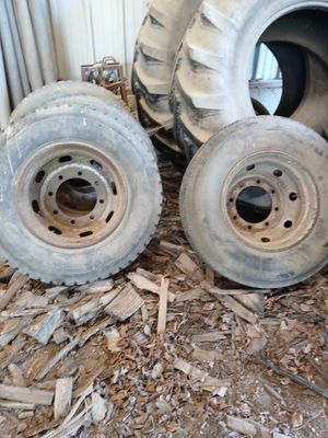 deux pneus posés l'un à côté de l'autre sur un tas de bois