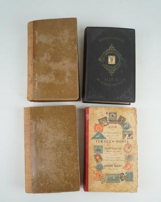 trois livres posés sur une table l'un à côté de l'autre
