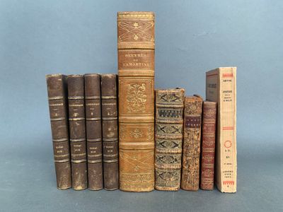 plusieurs vieux livres sont empilés sur une table