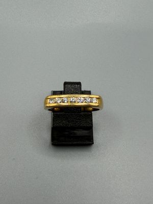 une bague en or jaune sertie de diamants, montée sur un bracelet en cuir noir