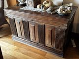 un coffre en bois orné d'une horloge et de quelques crânes