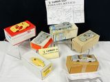 un grand nombre d'objets différents posés sur une table