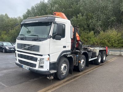 un camion blanc garé sur le bord de la route