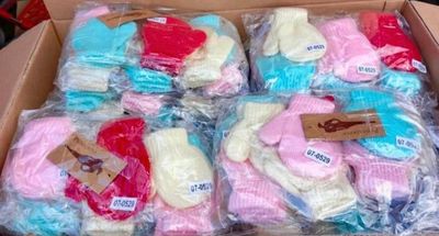 de nombreuses paires de chaussettes dans une boîte posée sur une table