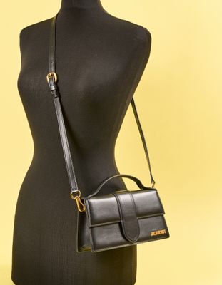 un sac à main noir posé sur un mannequin