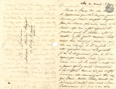 un gros plan d'un morceau de papier sur lequel on a écrit