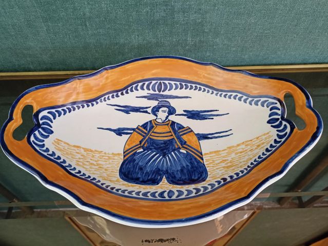 QUIMPER – Grand plat ovale en faïence polychrome à décor d’un pay...