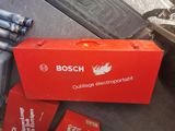 une boîte rouge posée au sommet d'une pile de piles