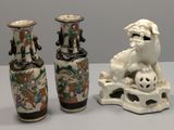 trois vases posés sur une table