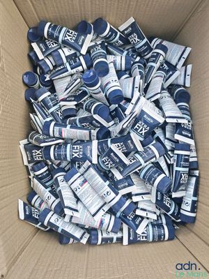 une boîte en carton remplie de boîtes de conserve bleues et blanches