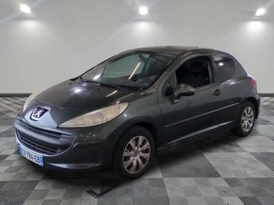 la photo d'une voiture grise garée dans un garage