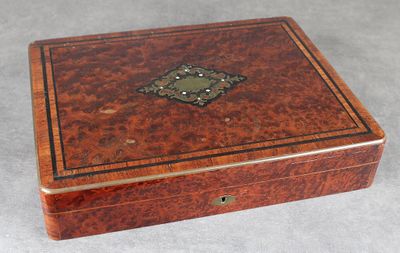 Boite à jeu en ronce de noyer et au centre marqueté d'une pl… - Photo 1