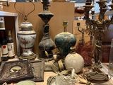 une table sur laquelle se trouvent de nombreux objets différents